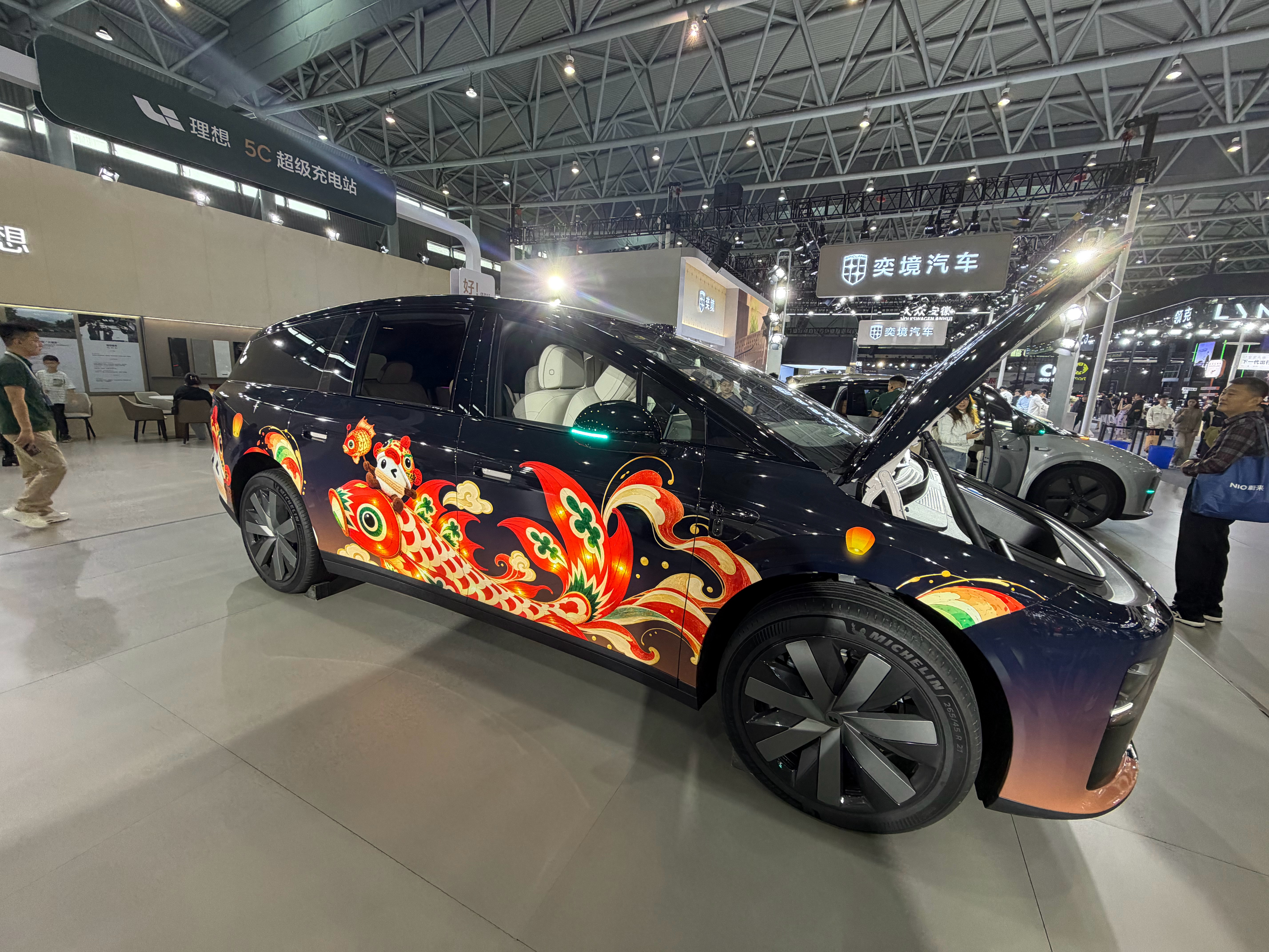 合肥车展理想展厅的C位车型理想i9这个涂装…挺喜庆新能源汽车[超话]大v聊车理想