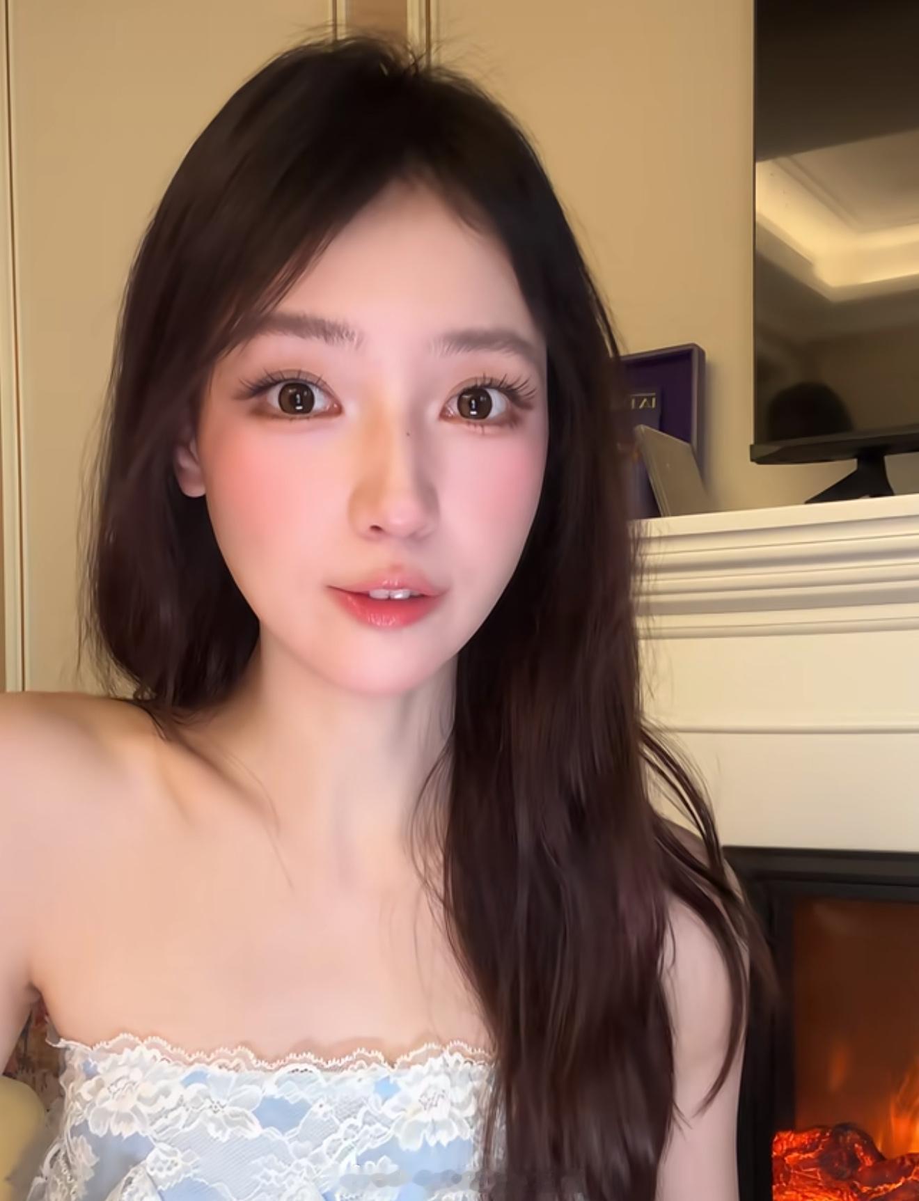 秦牛正威承认整容了为啥要整啊？早前刚出圈的时候我还觉得她长相很有个人辨识度，清清