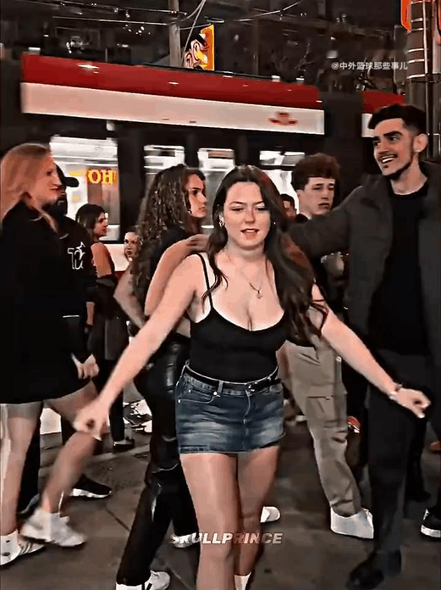 这丰腴的身体能这么利落的后空翻？简直绝绝子！

看到一个丰满的国外小姐姐在街头表