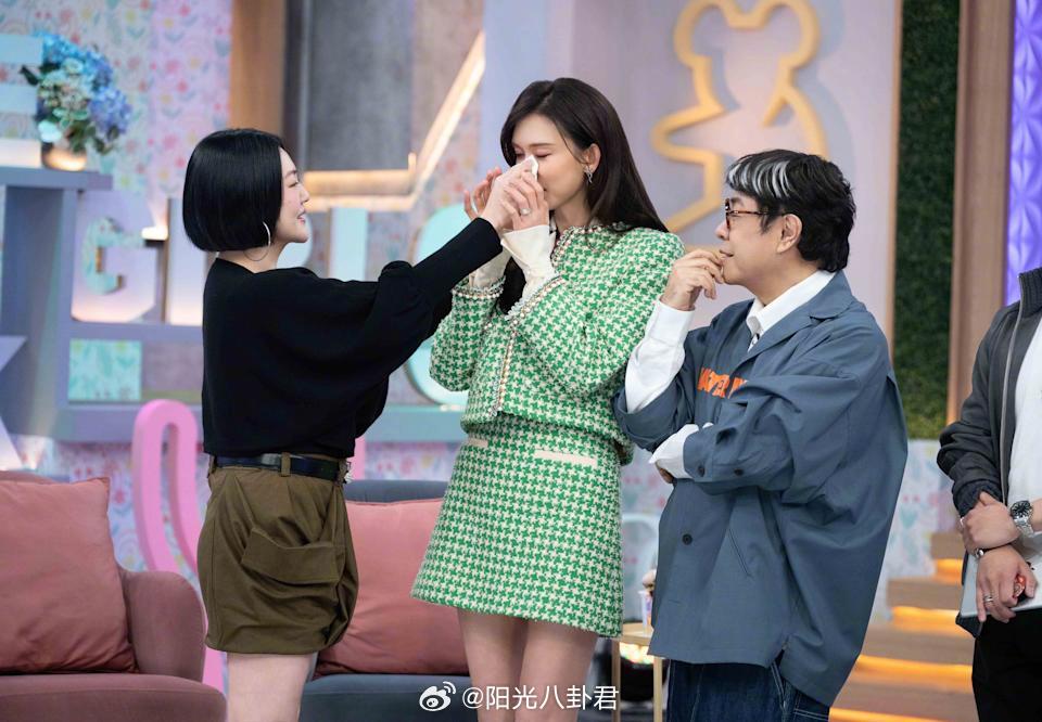 林志玲小S同框泪崩林志玲哽咽，当场安慰小S：我们都在。首度现身《小姐不熙娣》的林