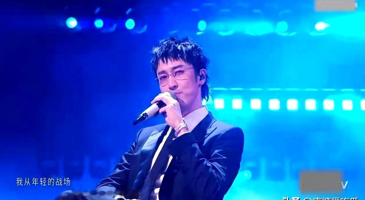 那个曾经把关谷神奇按在地上摩擦的男人，现在居然开始疯狂接活了。

看他在桃花坞和