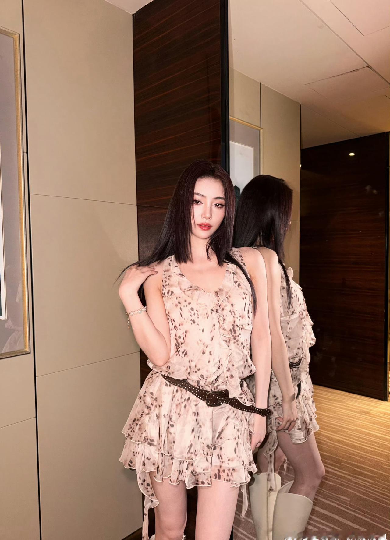 不管是舞台唱跳还是拍戏，许佳琪都踏踏实实去做好，初代女团沉淀下来的韧劲真的看得见