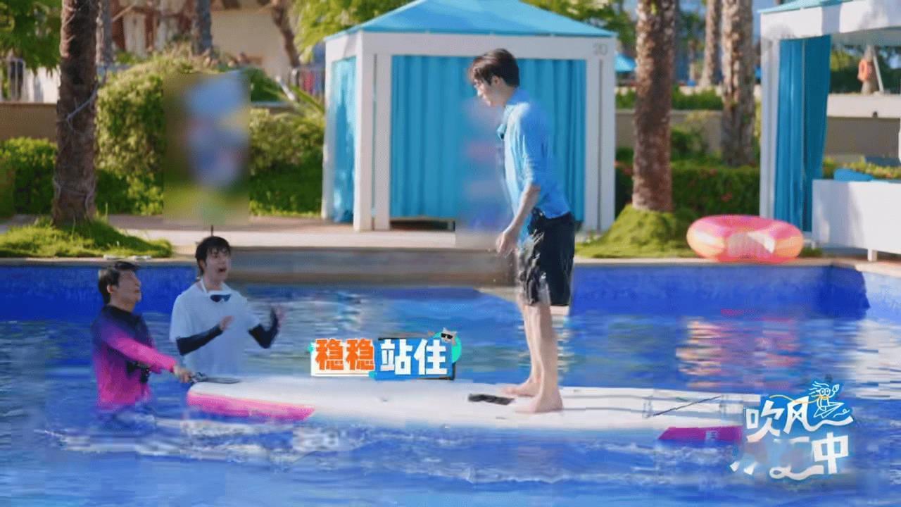董思成跳绳听取哇声一片 《快乐趣成风》里董思成水上跳绳太绝！脚下水面不停晃，他手