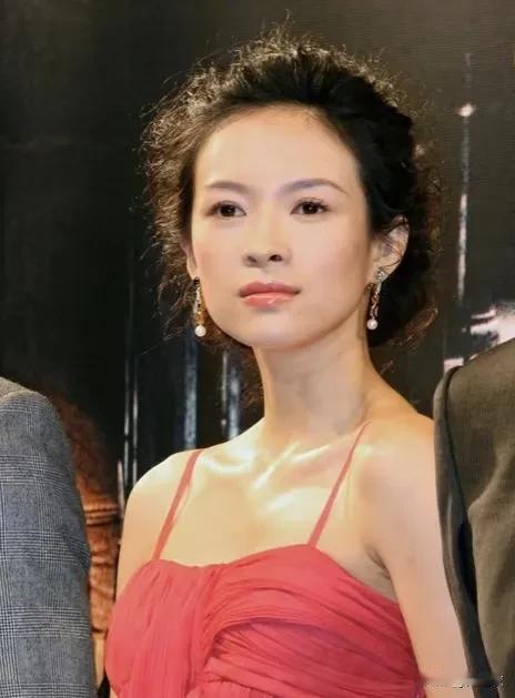 据说章子怡在日本和韩国是巨星一样的存在，你要想她光韩国出资的电影和日本出资的电影