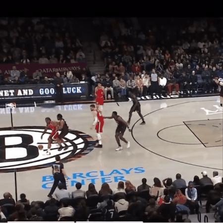 逆天！看看祖巴茨这一球在干嘛？

和小卡一个高位挡拆，他下顺，然后一路跟着小卡的