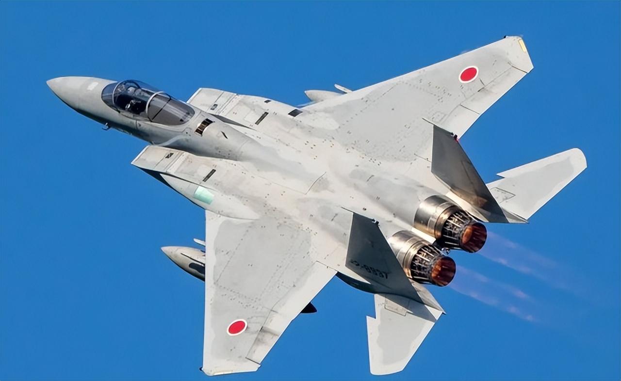 突发！日本战斗机真“趴”跑道上了！

8月18日，一架F-15J在那霸机场疑似故