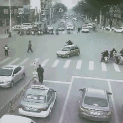 说不清了，不知道是电动车瞄准了大爷，还是大爷瞄准了电动车，反正就是精准无比。