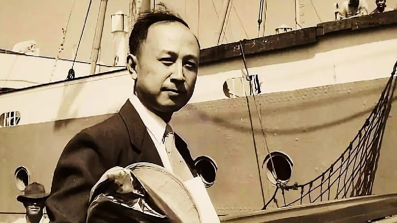 1964年冬夜，钱学森筷子尖悬在鸡肉上方半寸，突然厉喝：“别动！有苦杏仁味！”警