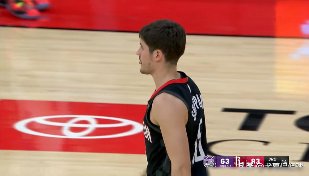 申京刚吹完跟谢波德“难被限制”，乌度卡那边，直接把两人防守的遮羞布给扯下来了。嘴