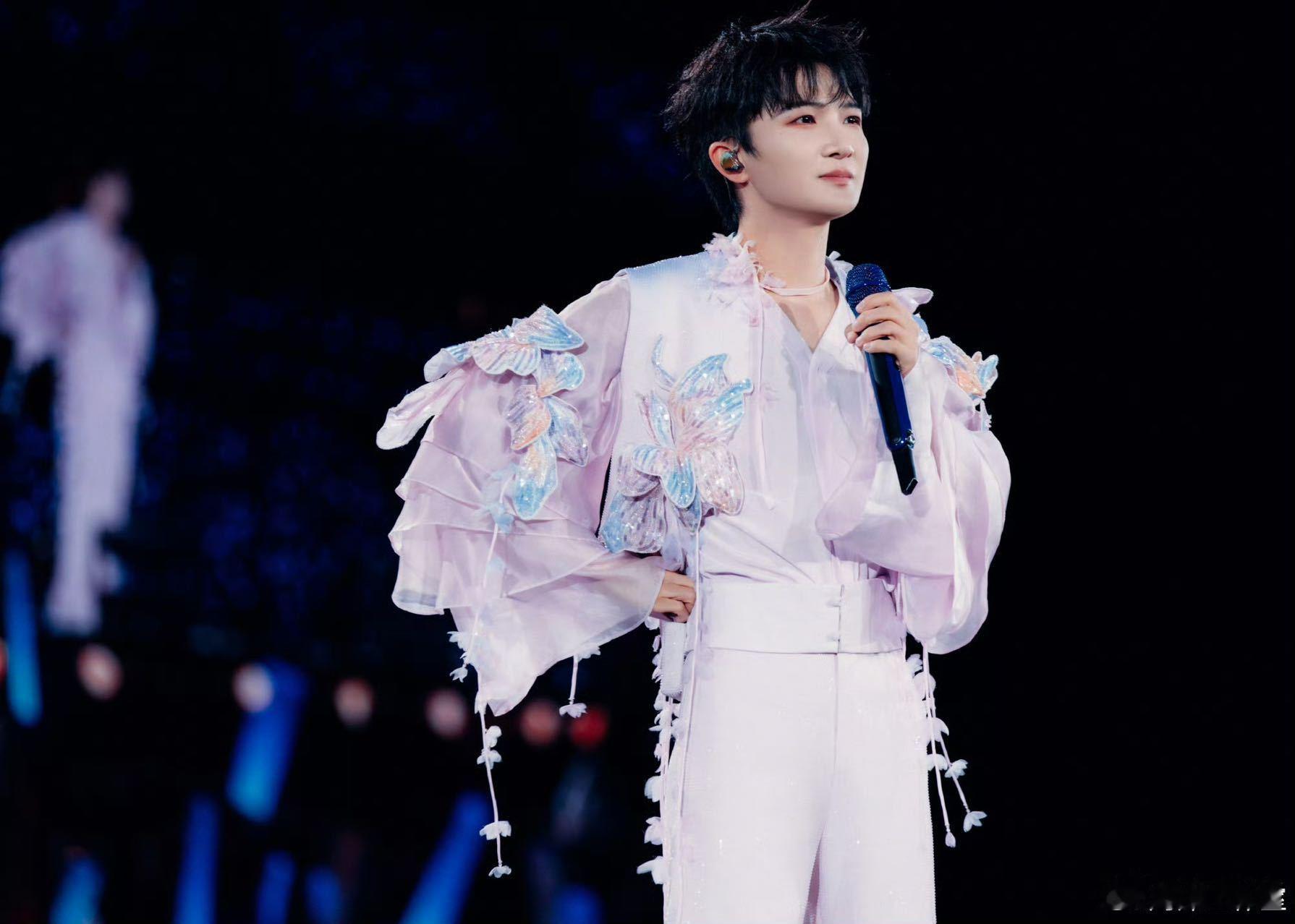 成都见证周深七年成长 七年前的“深空间”livehouse里，周深唱响《成都》；