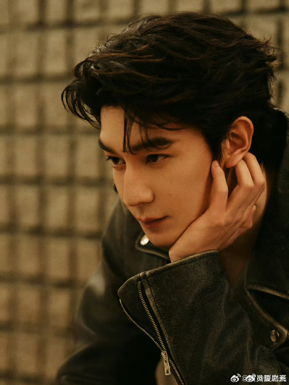 夏之光霸总体育生 登山杖一握就是霸总本总，黄冲锋衣衬得他又野又帅，生人勿近的气场