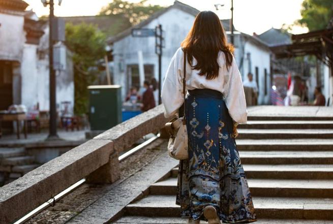 这两天刷到一组数据真的被震撼到了：2025年新中式服饰的成交额竟然暴涨了120%