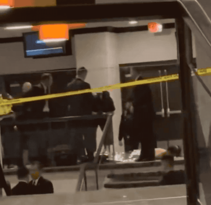 勇闯特朗普宴会枪手视频曝光：躺在地上一动不动，生死不知曾给哈哈姐捐款！视频为宴会