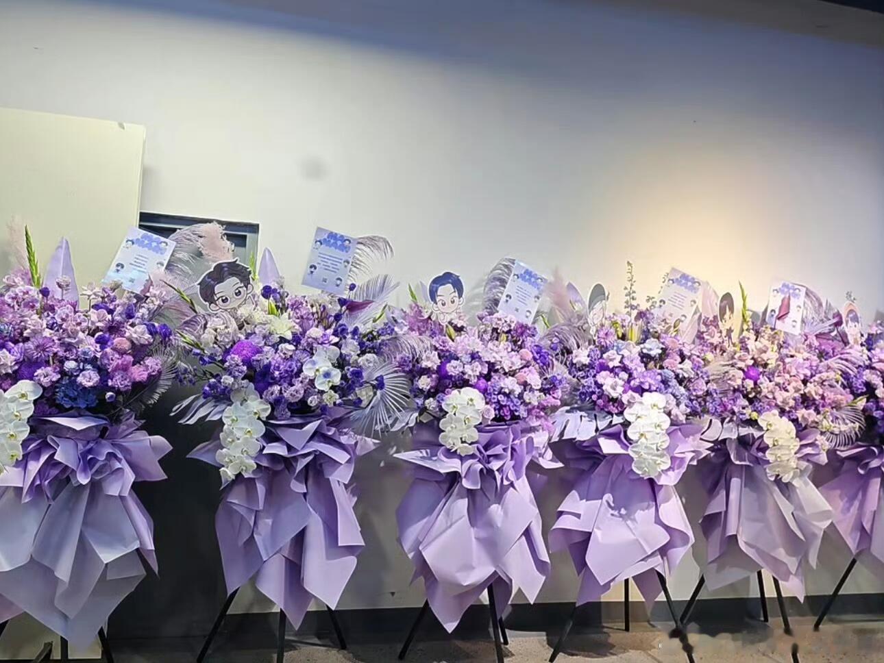 马嘉祺 宋亚轩毕业大戏粉丝花篮应援！期待谁？马嘉祺宋亚轩毕业大戏彩排 ​​​