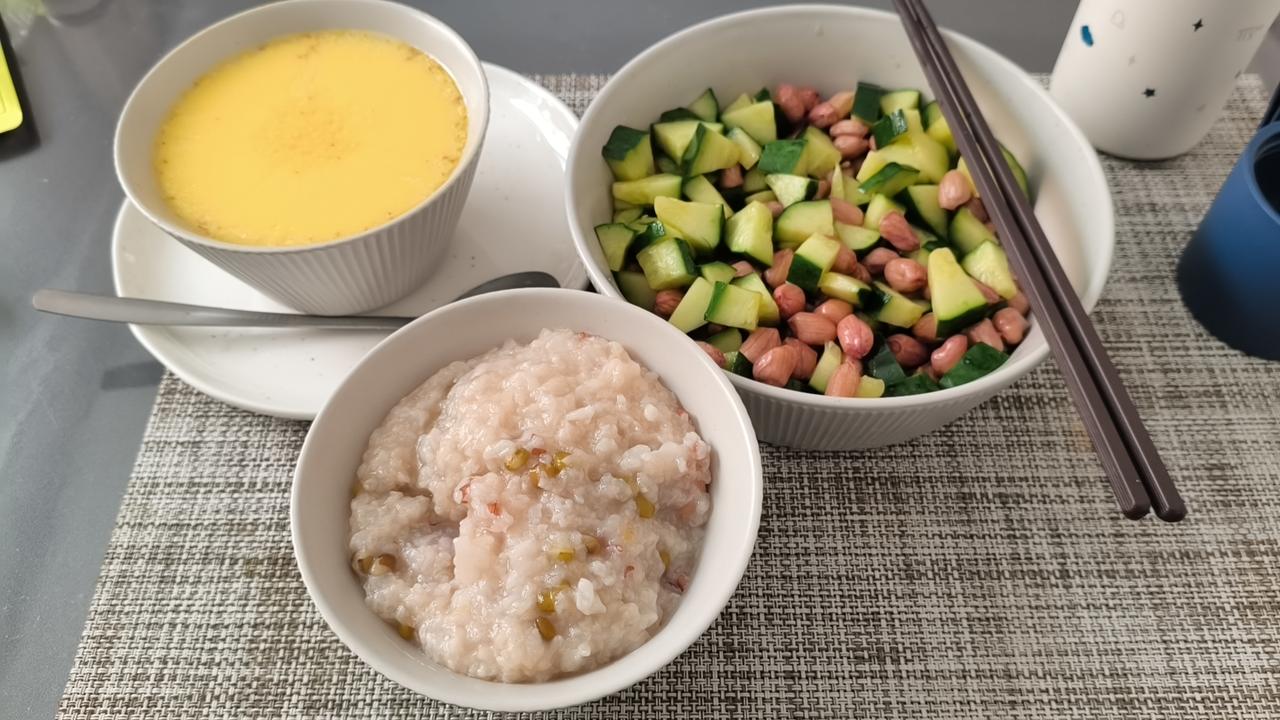 我的早餐，一碗五谷粥，一碗鸡蛋羹，一碗黄瓜丁拌花生米，好像有点多。