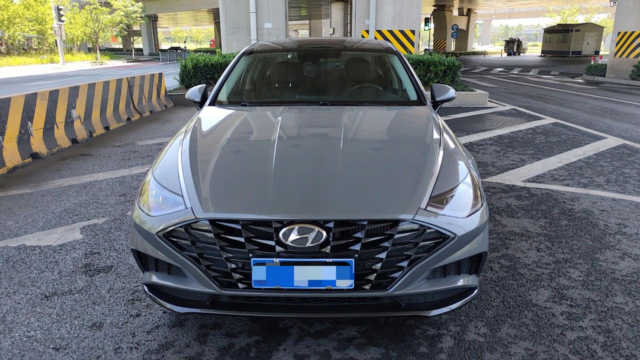 鲶鱼嘴索纳塔，到底好看不好看？
前两天验了一台现代索纳塔，2022年1月上牌，表