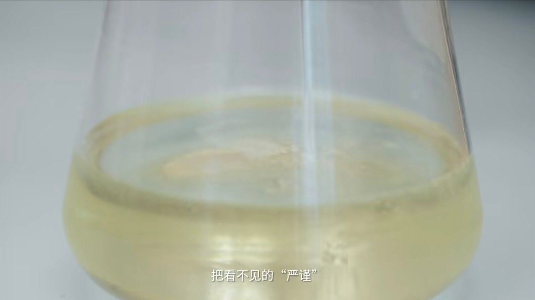 樊振东为我们讲解何为匠心精神:所谓匠心精神是抓住每一次的灵感把看不见的“严谨”炼