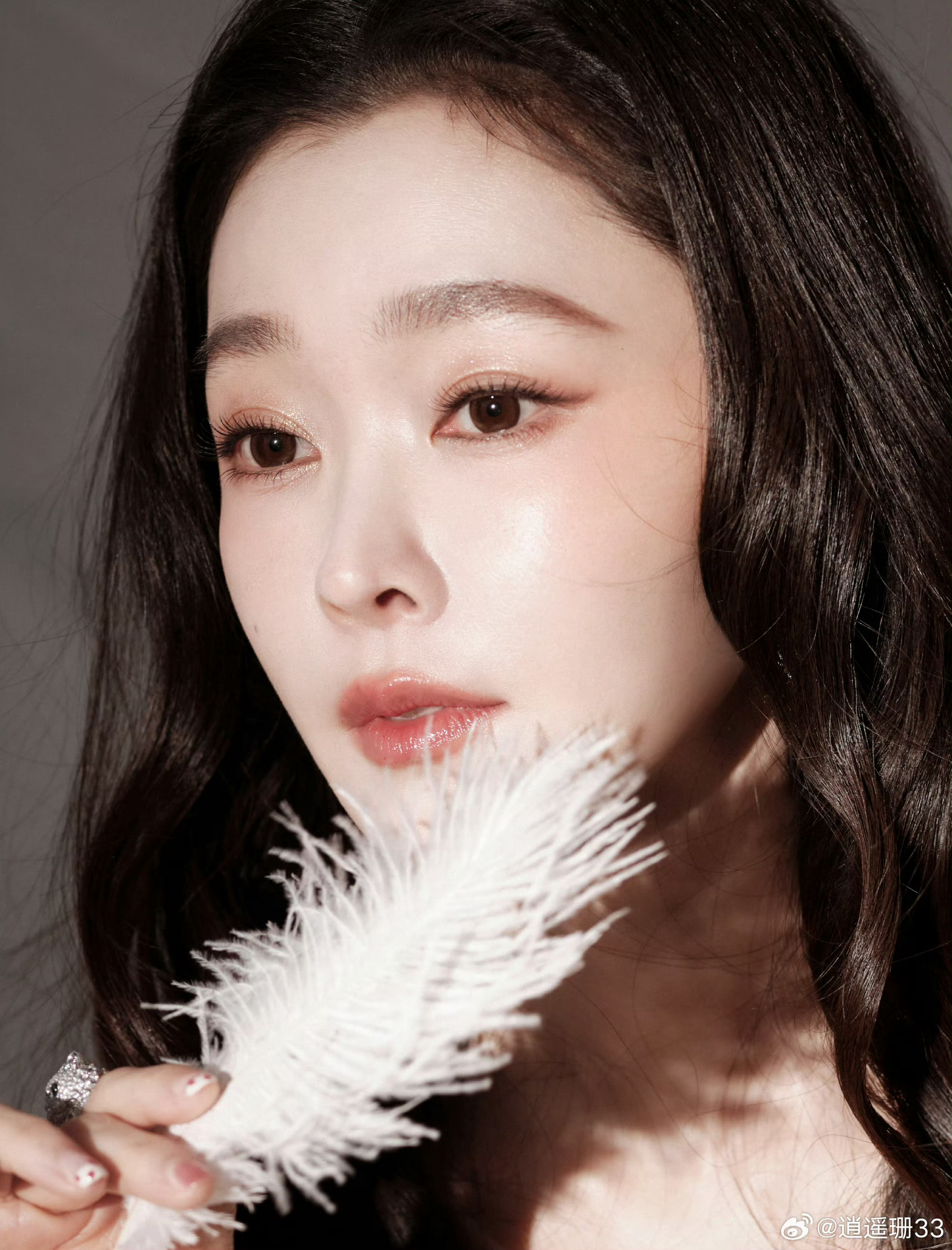 宋轶胎毛刘海宋轶的胎毛刘海简直是温柔密码，那几缕小绒毛乖巧贴在额头，像给她罩了层