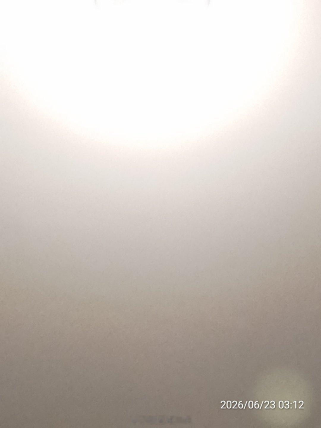 最近每晚失眠，熬夜到现在这点凌晨三点，眼睛很累，灵魂清醒。 