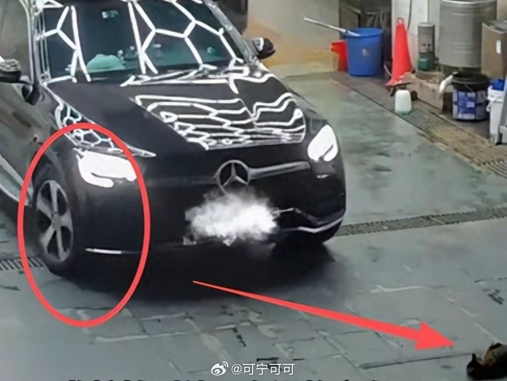 监控实锤！不是意外广东佛山，开奔驰的国企员工，洗完车后特意两次调整方向盘，精准碾