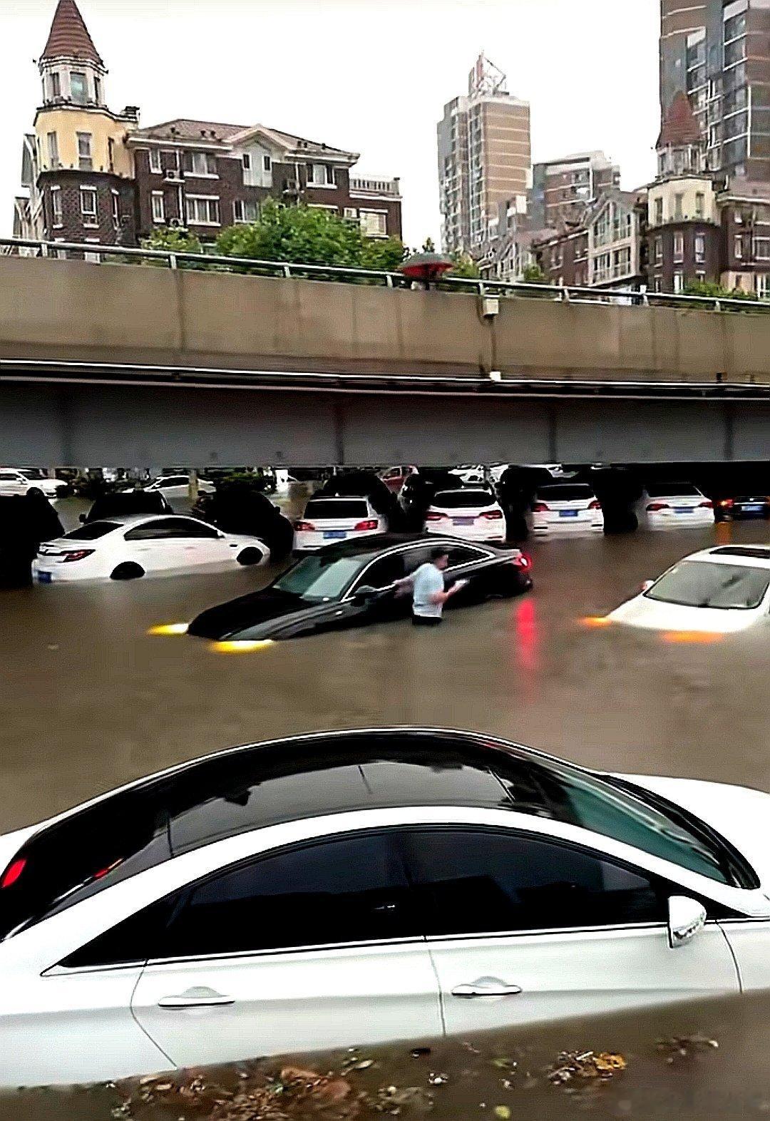 中国大陆城市看海，水淹到腰部 