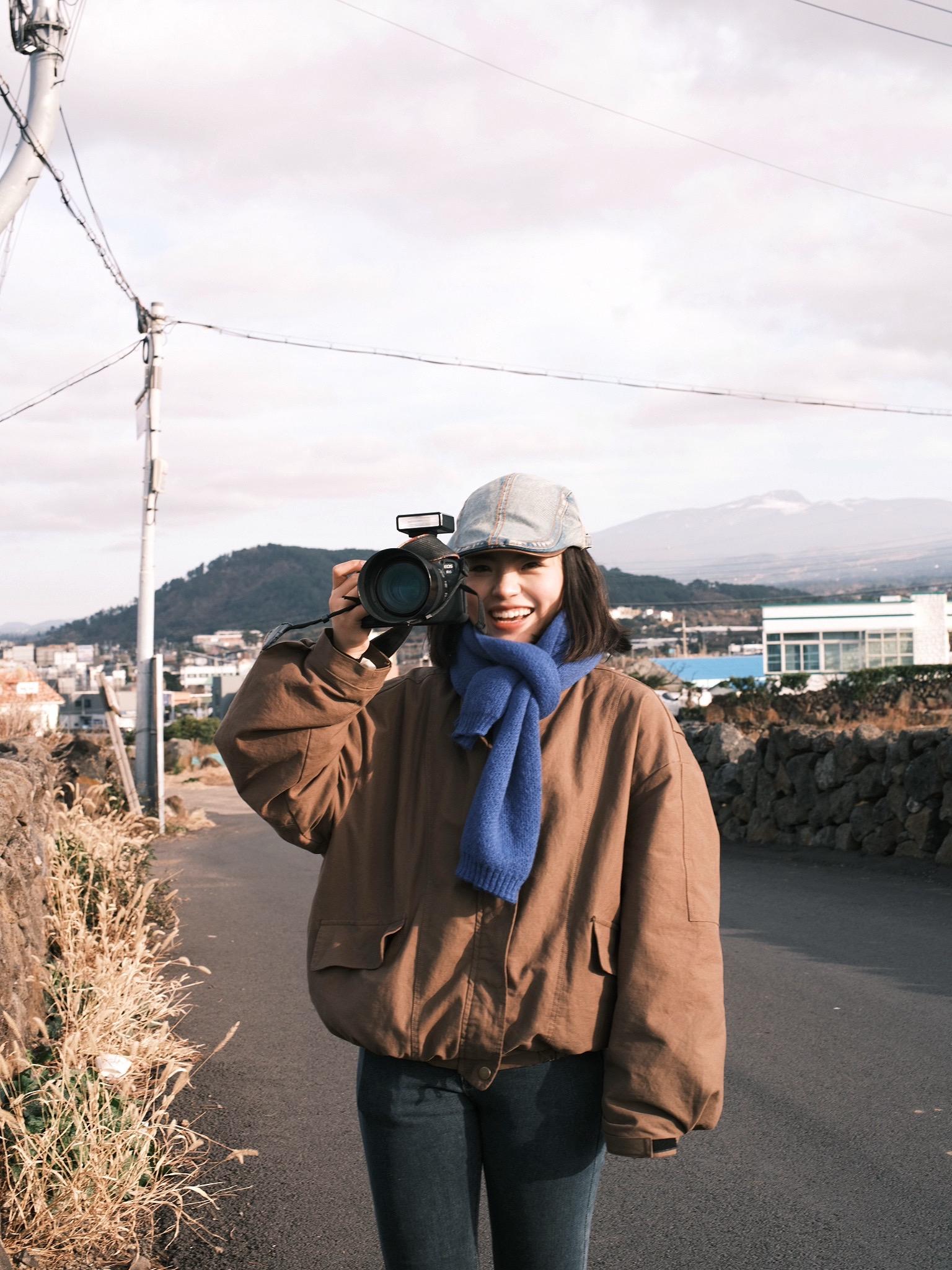 我们都太渺小了。渺小到再用力地活着都是沧海一粟 我们也很伟大，有钢铁般...