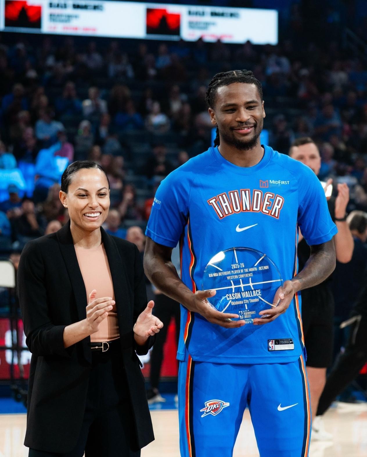 今日赛前，卡森华莱士领取了十月＆十一月西部最佳防守球员的奖杯，队友们在网上纷纷点