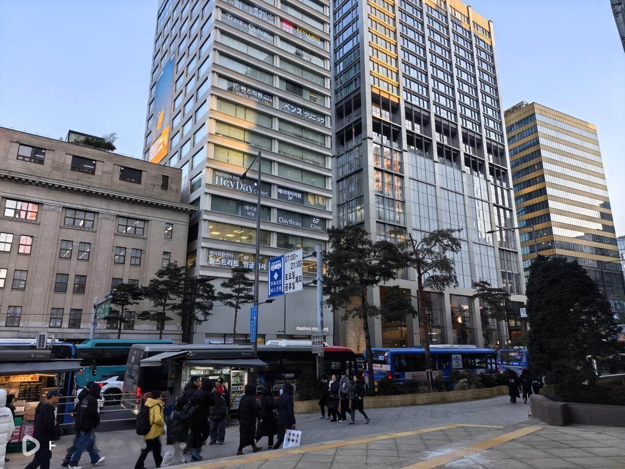 首尔是韩国的首都，也是韩国的经济、政治、科技和文化中心。首尔位于朝鲜半岛中部，土