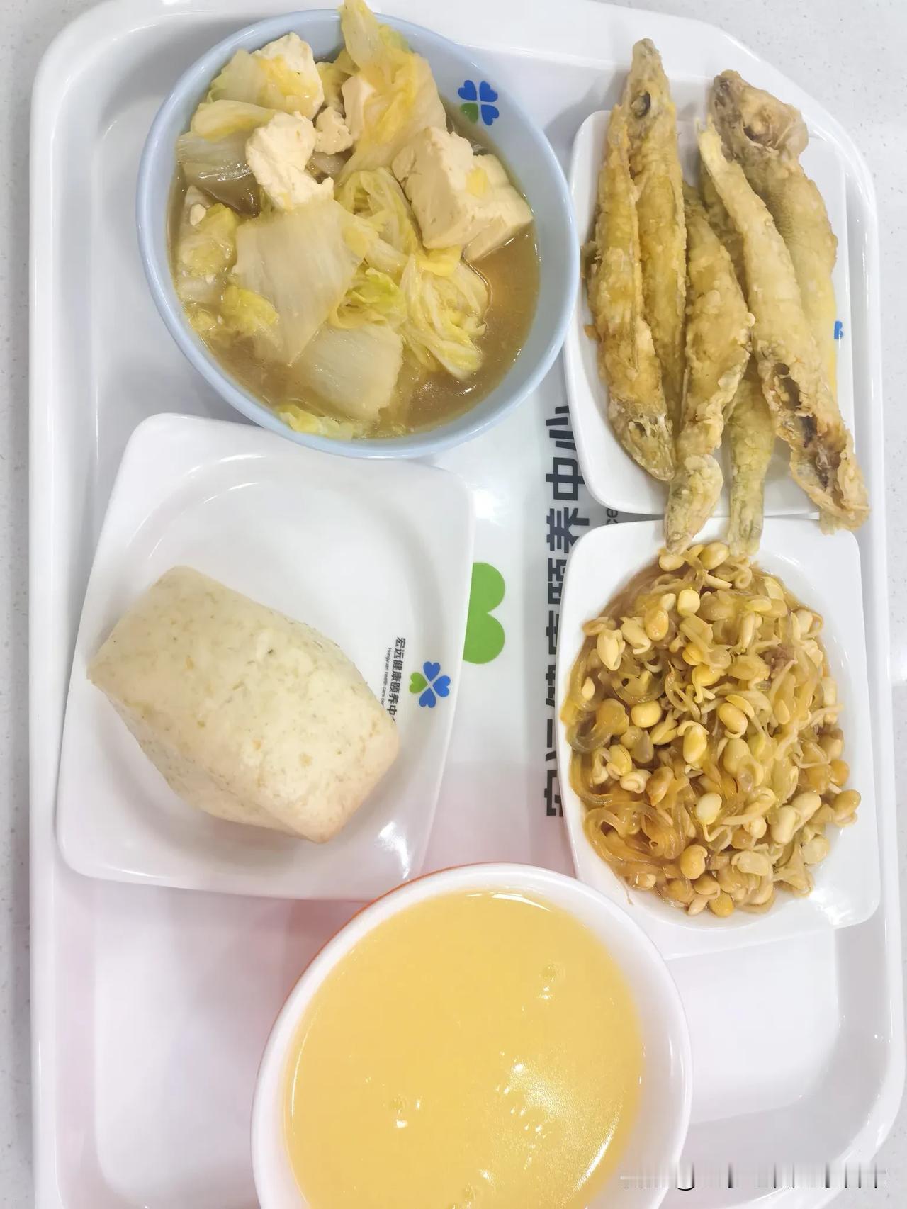 中餐有鱼，肉，白菜、豆腐、黄豆等，满足了我“中餐要吃好”的需要。

我在选菜品时