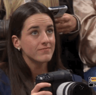 美女加持。克拉克随意地拍下了詹姆斯撞倒裁判的照片🤣