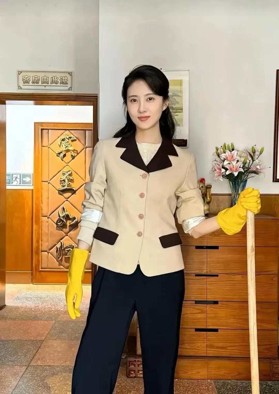 春风拂面来，笑语盈盈开。