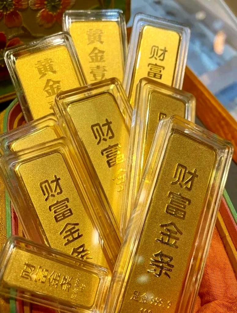 一夜之间一克跳水10块钱，昨天刚在金柜前豪气刷卡的大怨种们，今天早上的降压药是不