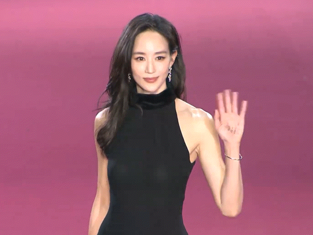 张钧甯好长一条人好美一张脸 谁懂啊！姐姐的腿从屏幕这头快伸到那头了，配上那张又纯