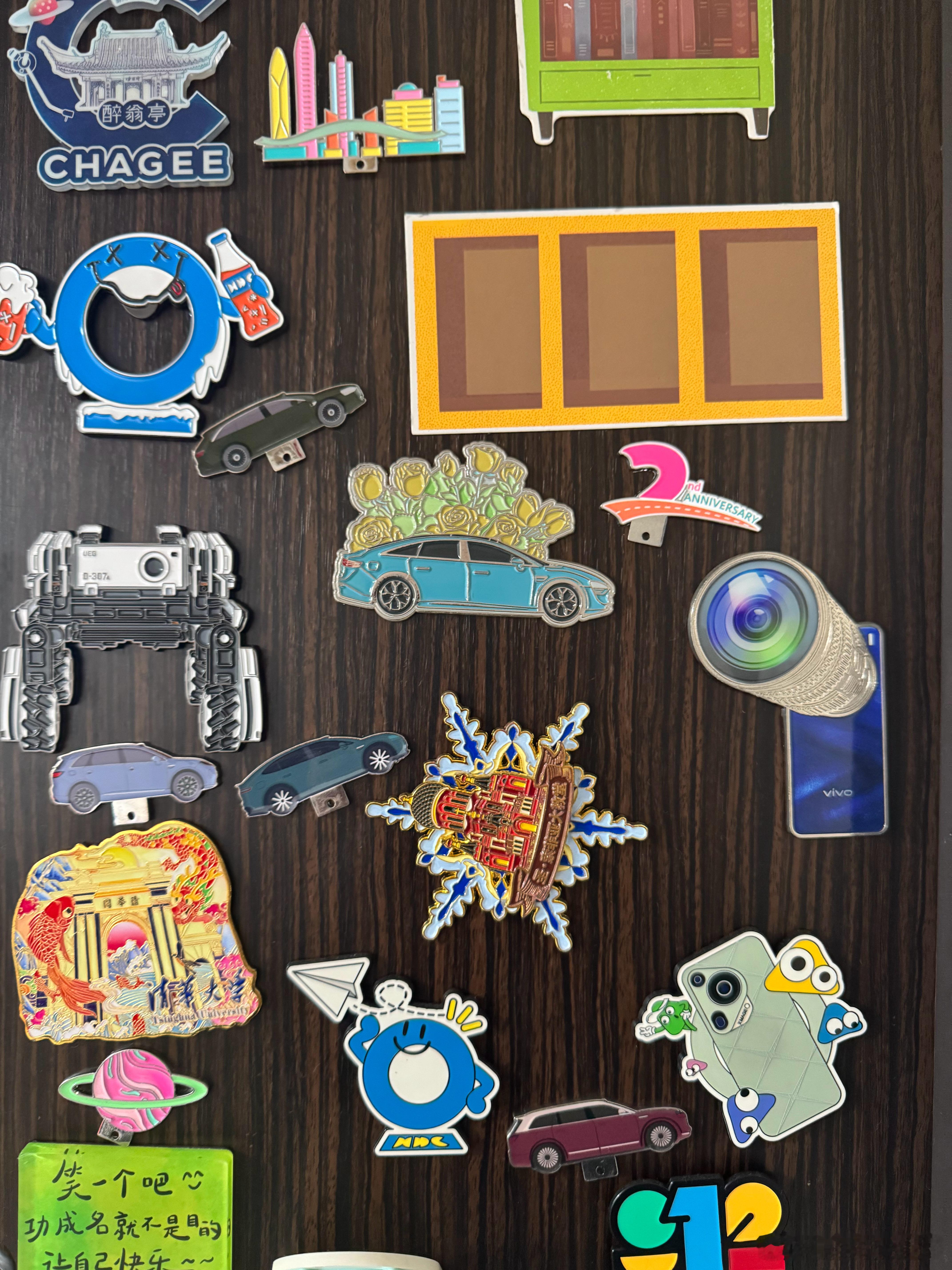 冰箱贴一定要经常挪挪位置我家冰箱贴，我都贴在了我家门上…… 