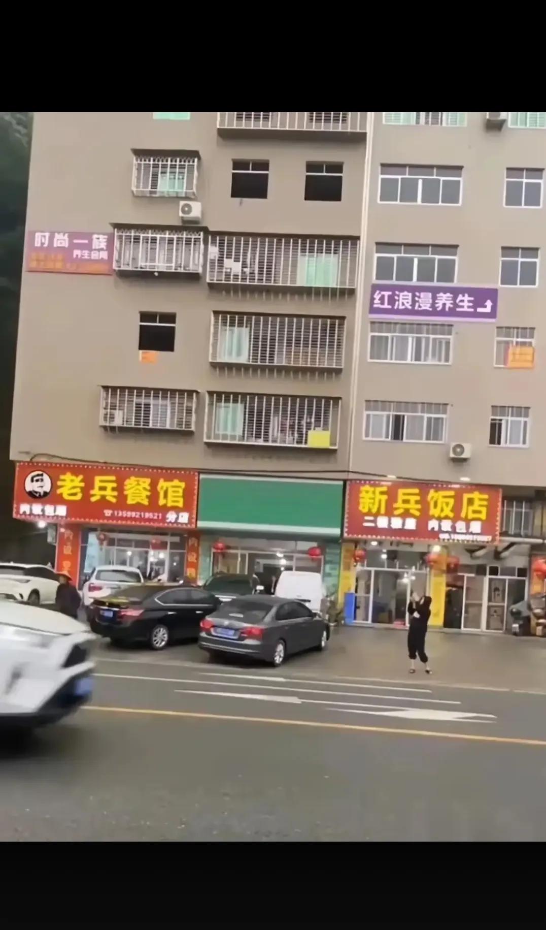 我该开个什么店铺  才能镇住他们？？？