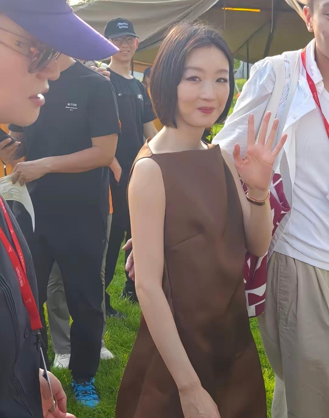 周冬雨咋突然长开了？线下生图第一眼居然差点没认出来，这变化也太大了！ 
