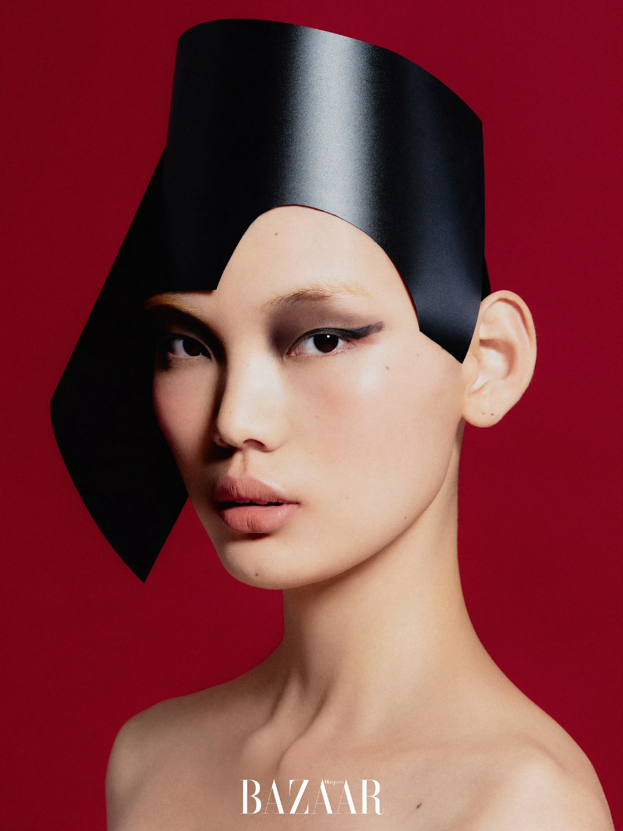 时尚芭莎三月刊 剪一张圆，折起一个小船，用叠纸做个色彩游戏，跳出规则，随心所欲地