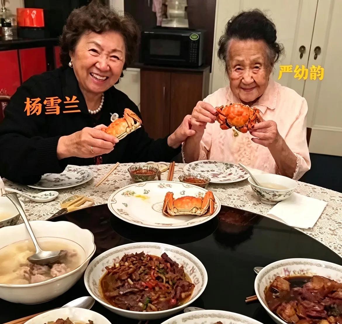 2016年，111岁的严幼韵在纽约家中和二女儿杨雪兰吃饭，举着螃蟹时的留影，到这