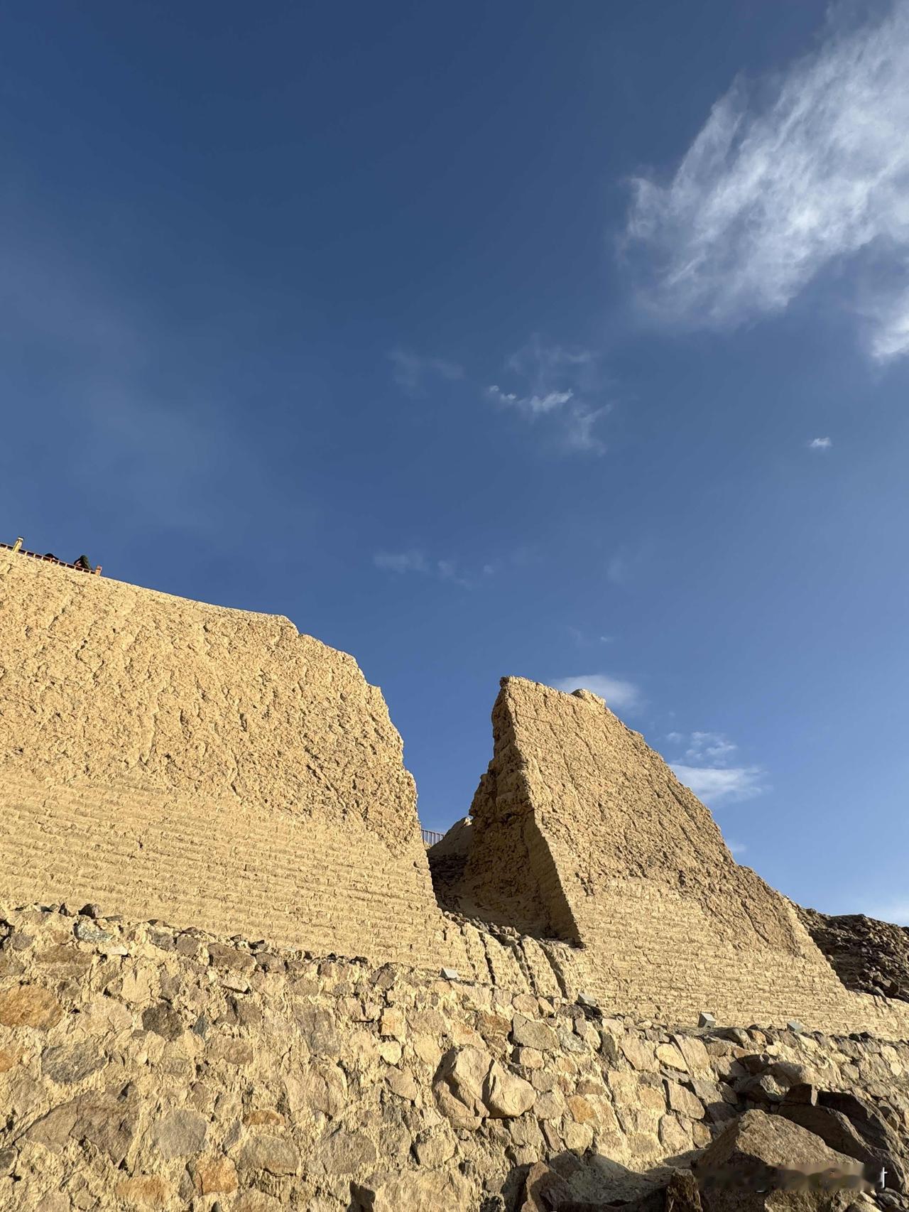 世界上最傻的幻想，就是有了孩子后再去谈离婚。

其实离不离的一点儿也不重要，离有