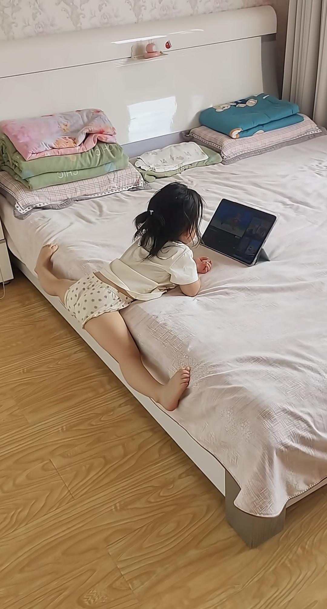 一不留神就这样了……


搞不懂，这个样子能舒服吗？
这算童子功？
谁家孩子能这