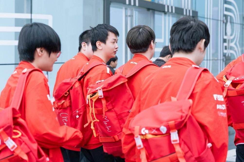 #电竞春晚TES对战WBG#  【粉丝投稿】2024LPL春季赛揭幕战、年前的电