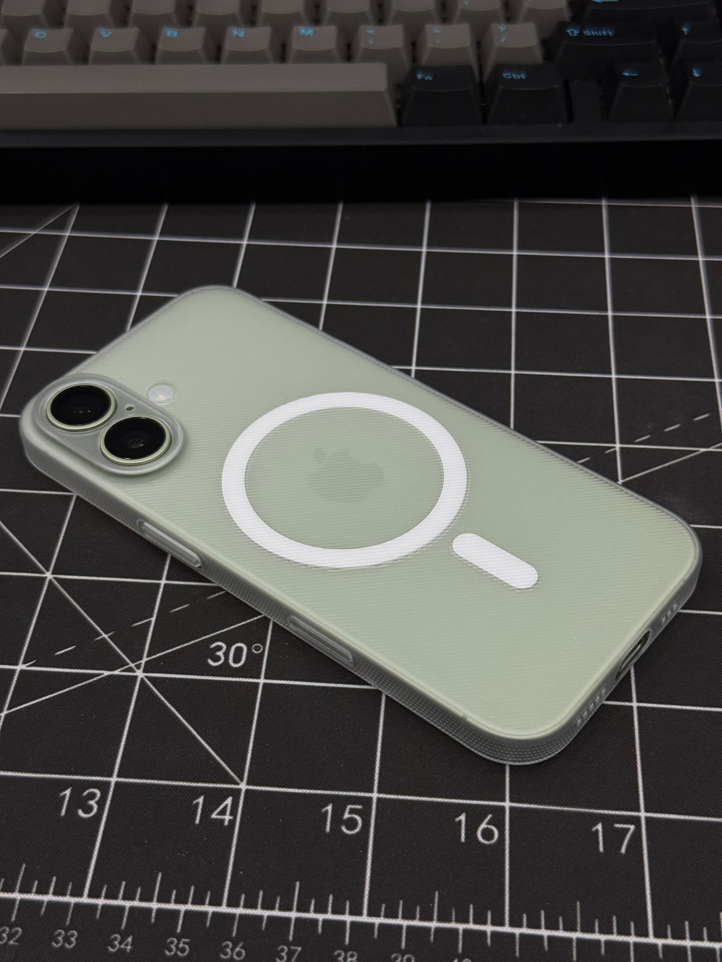 鼠尾草绿 iPhone 17 搭配半透 PC 斜隐晒单好看咧感谢老铁支持 