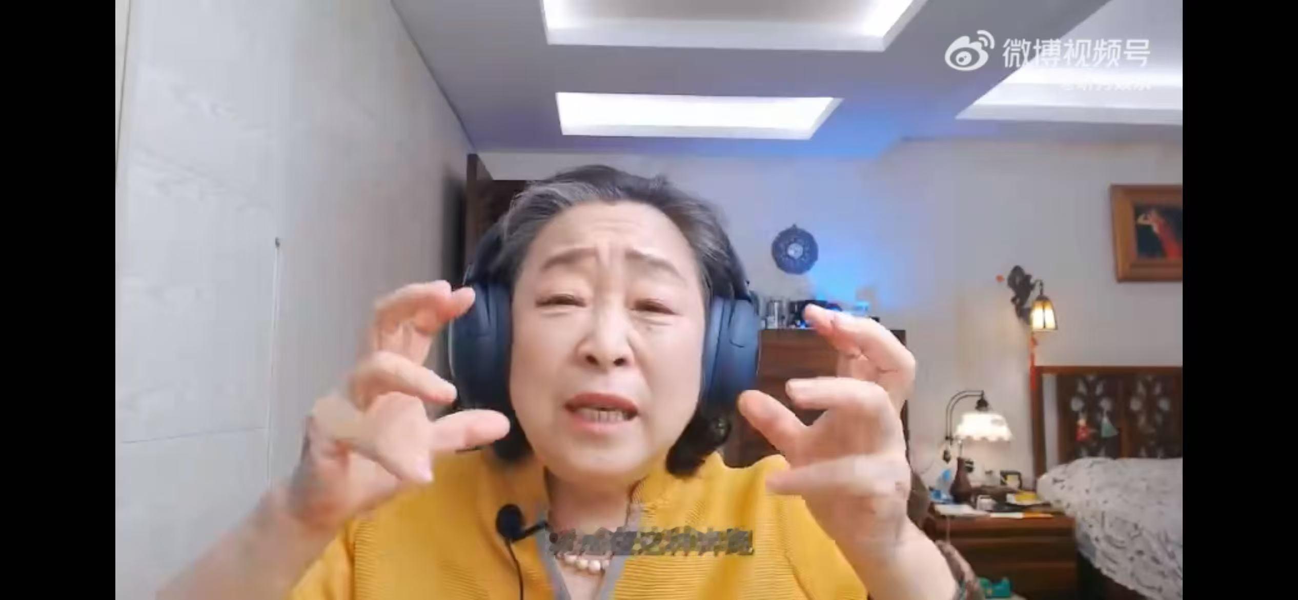 #陈奕迅喜提奶奶粉一枚# 陈奕迅的歌果然汇集男女老少，连奶奶们都喜欢听呢，不得不