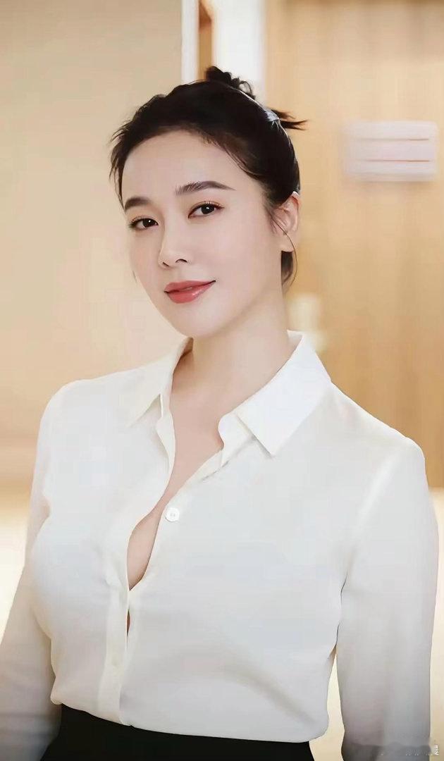左小青状态绝佳，白衬衫微敞领口，知性温婉兼具，真正诠释岁月从不败美人。 