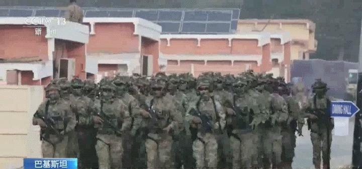 中巴“勇士-9”反恐联合演习中方参演部队前往训练场 