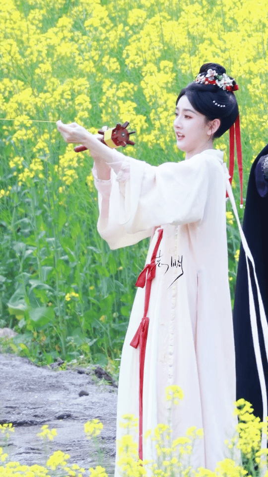 司宫令丁禹兮宋祖儿最新路透，两人在油菜花田里放风筝，俩人看起来拍的好开心啊蹦蹦跳