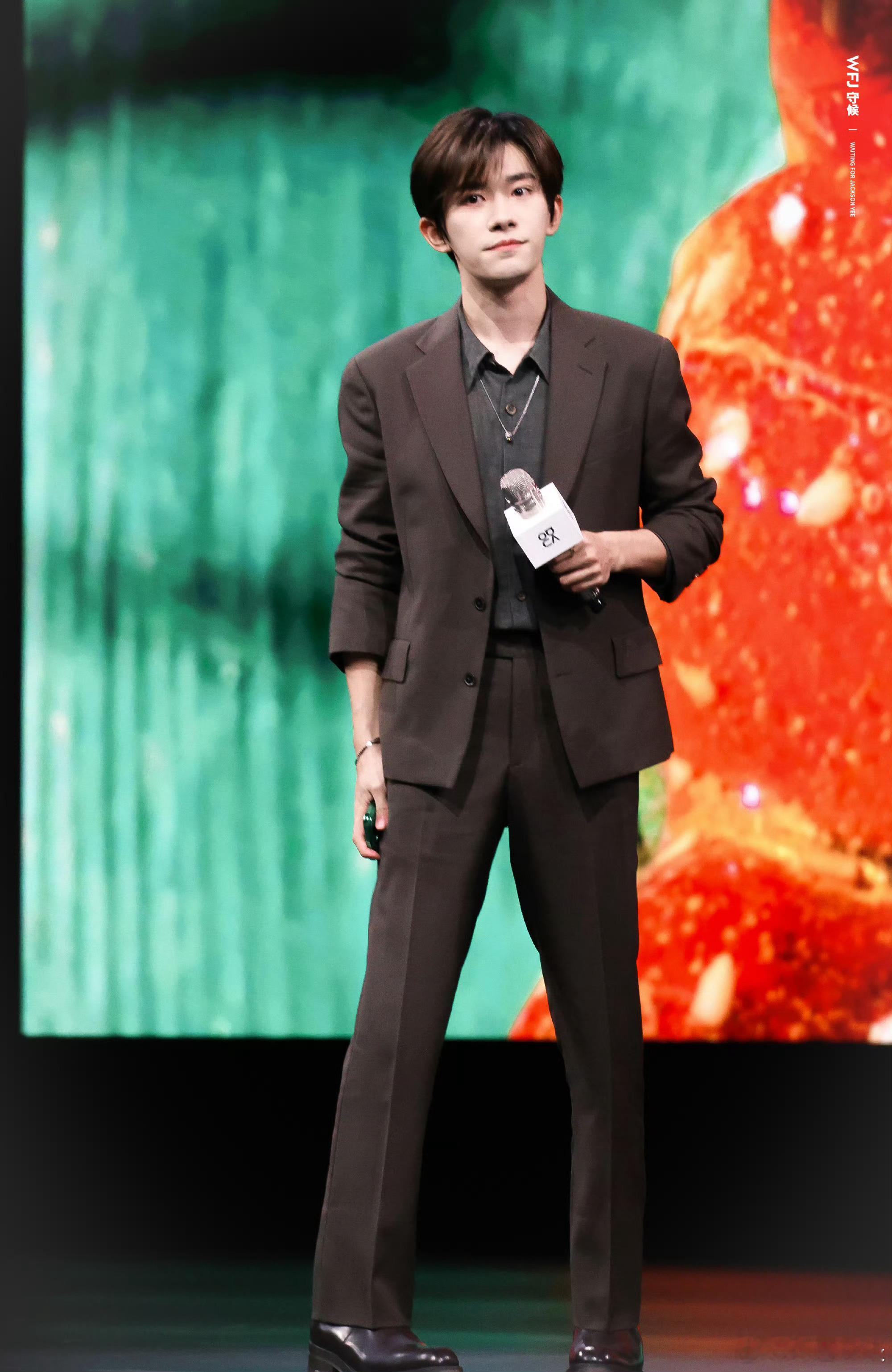 易烊千玺亮相nova发布会 易烊千玺再度出席华为发布会与nova 15系列一同展