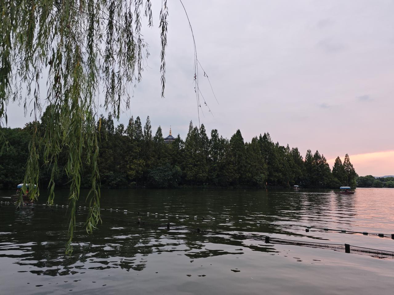 秋天要想避免得流感，首先要注意保暖。秋天到了早晚温差大，这个季节就要及时增添衣物