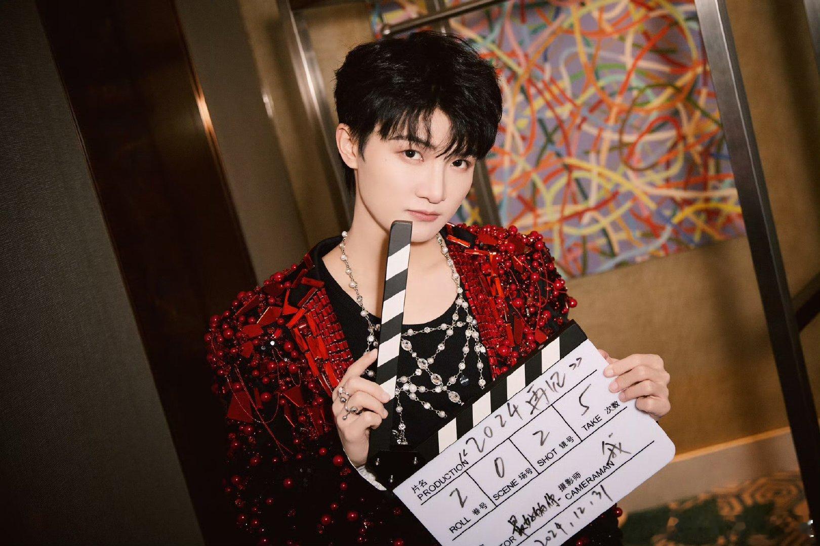 周深弥补了江苏跨年没有杂技的遗憾周深每年的跨年舞台都在突破，杂技歌手实锤了！ 