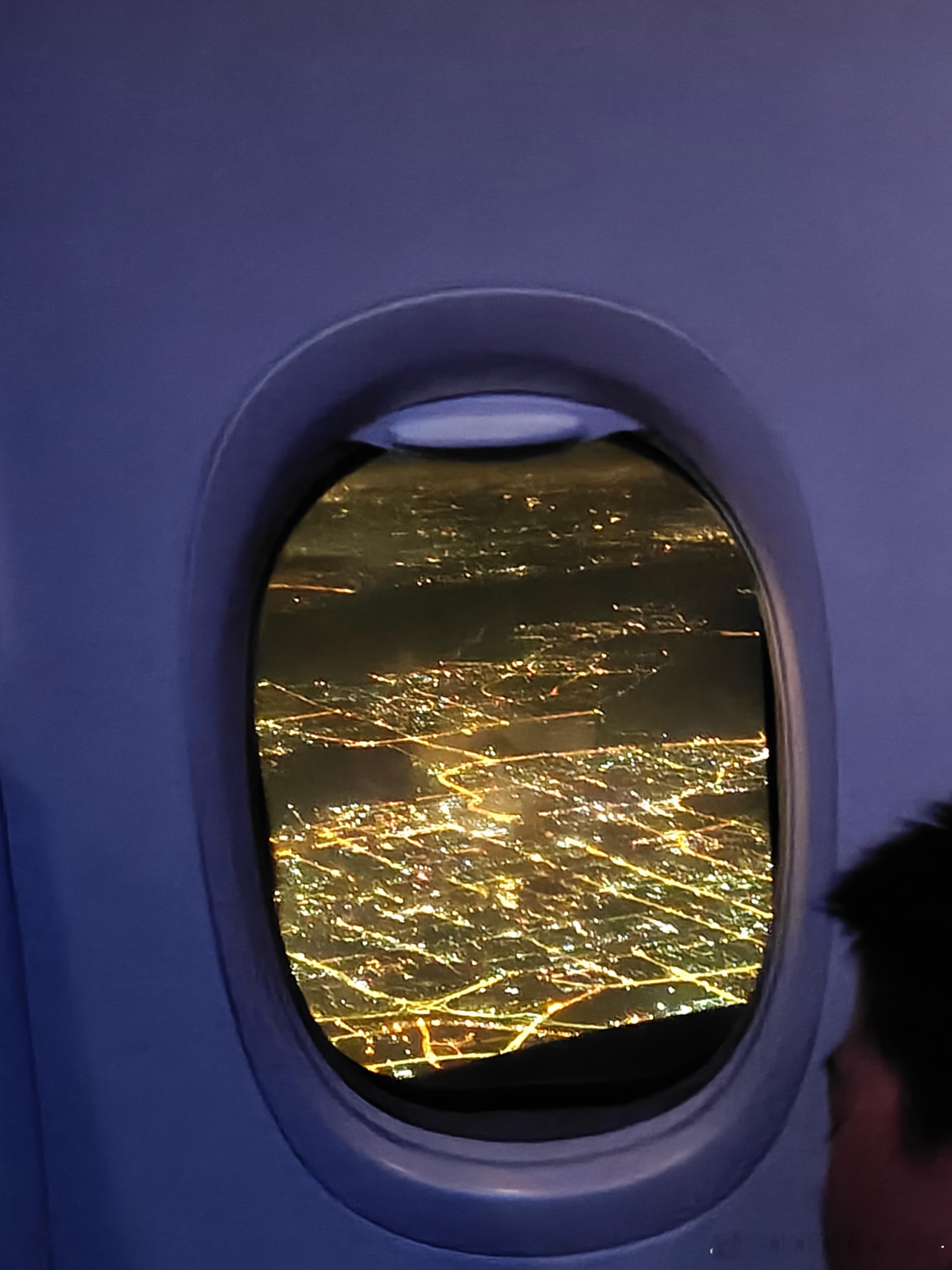 飞机上的夜景还挺美……像星河一样~ 